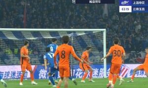 申花1-1扳平玉昆！ 高天意凌空射门，皮球打在内内身上折射入网
